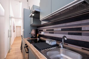 Réfrigérateur, four, plaque de cuisson, cafetière/bouilloire