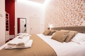 1 bedroom, desk, free WiFi, bed sheets - The Echo of the Center Room San Gennaro [Charming in the Heart of Naples] (Napoli)