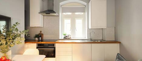 Refrigerador, microondas, horno, placa de cocina