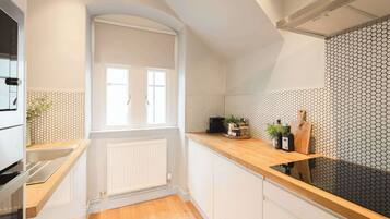 Réfrigérateur, micro-ondes, four, plaque de cuisson