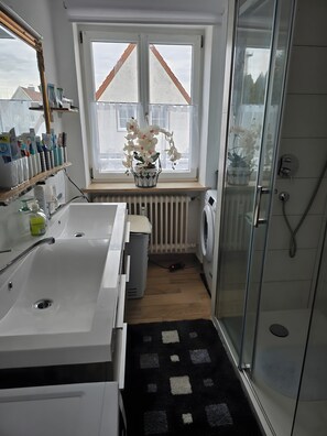 Dusche, Haartrockner, Handtücher