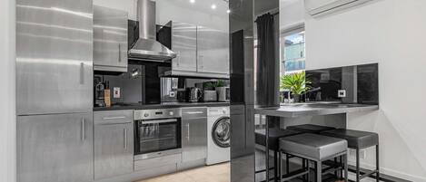 ثلاجة، ميكروويف، فرن، موقد طهي مسطح