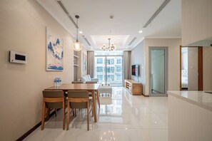 Căn hộ Deluxe, 2 phòng ngủ, ban công, quang cảnh sân vườn | Khu vực ăn uống tại phòng