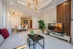 ลักซ์ชัวรี่อพาร์ทเมนท์, 3 ห้องนอน, ระเบียง, วิวเมือง | เครื่องนอนระดับพรีเมียม, เตียงพร้อมฟูกเสริมที่นอน, โต๊ะทำงาน