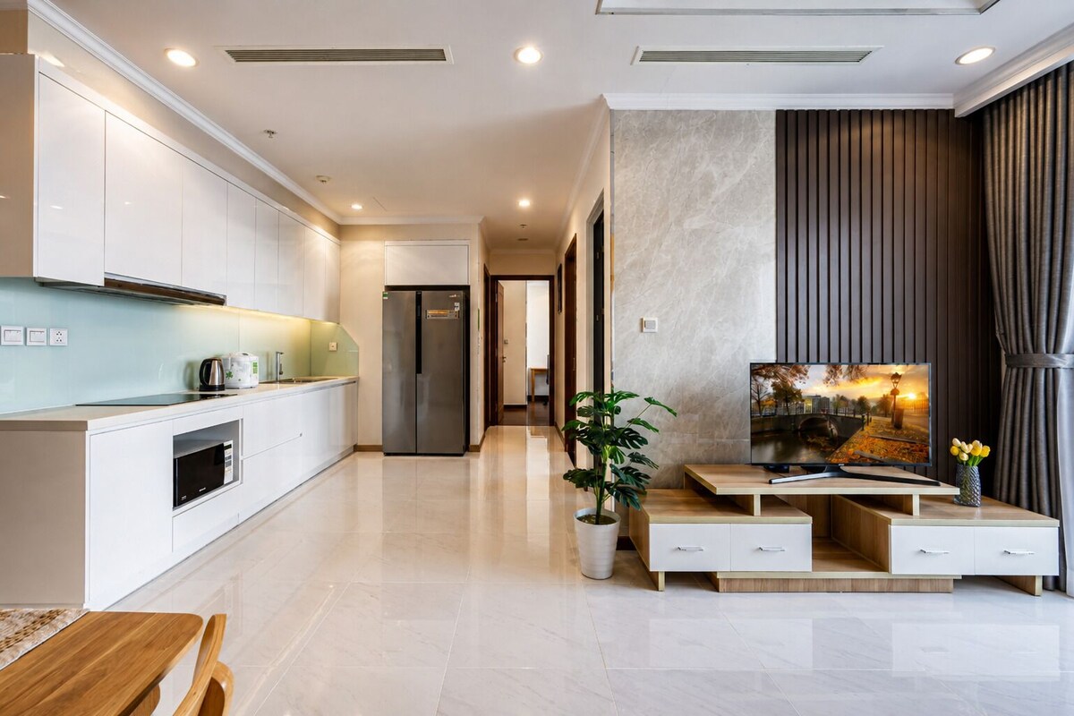 ดีลักซ์อพาร์ทเมนท์, 2 ห้องนอน, ระเบียง, วิวสวนหย่อม | บริเวณนั่งเล่น | ทีวีจอแบน, หนังสือ