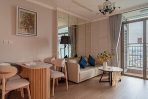 Deluxe-huoneisto, 1 suuri parisänky ja vuodesohva, parveke, kaupunkinäköala | Oleskelualue | Taulutelevisio, kirjoja