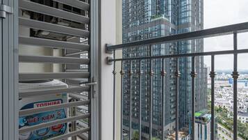 Appartement Deluxe, 1 très grand lit et 1 canapé-lit, balcon, vue ville | Cour