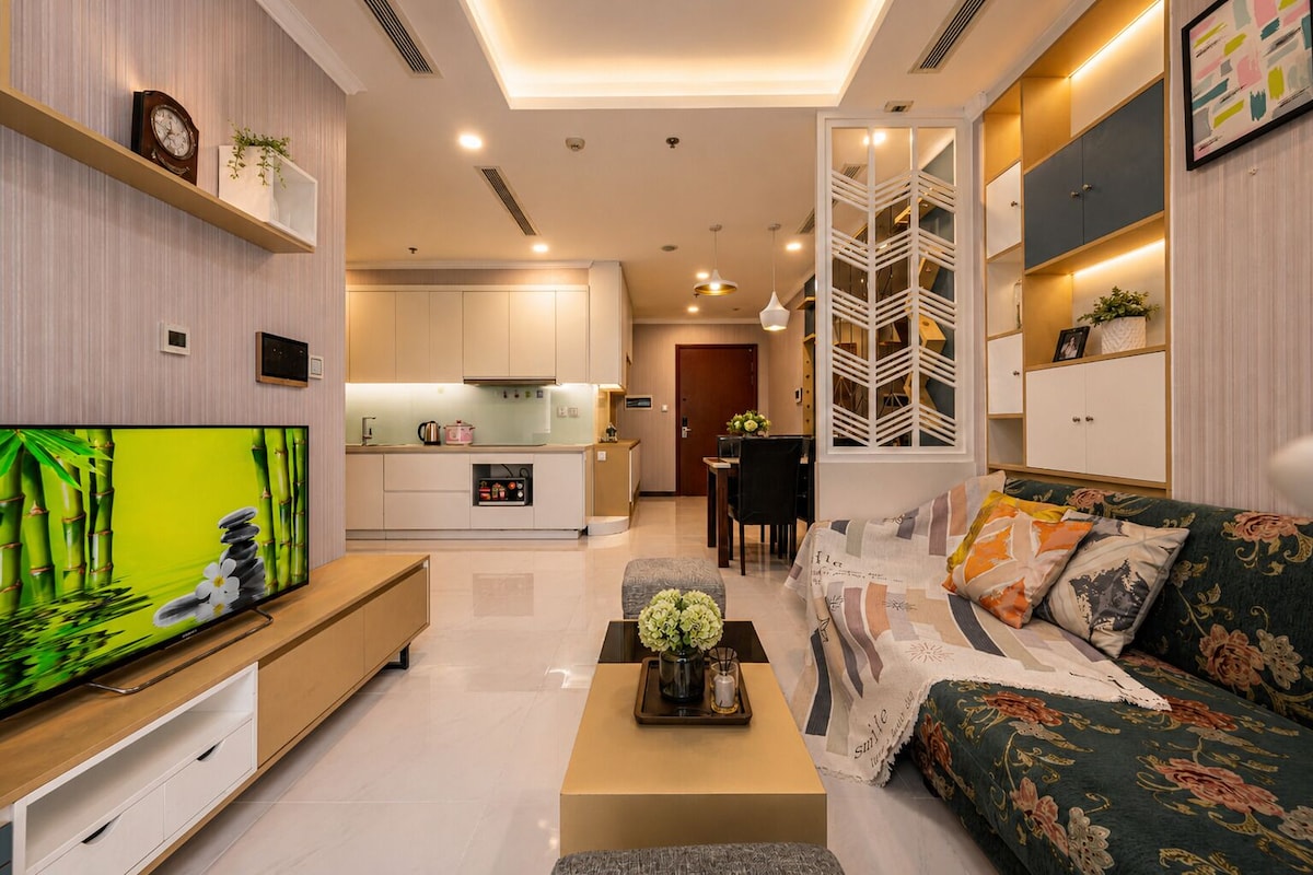 Deluxe Apartment, 2 Bedrooms, Balcony, Courtyard View | Living area