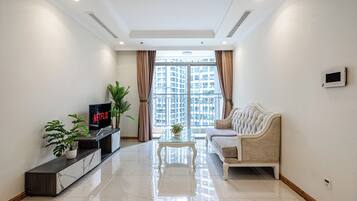 Apartamento de lujo, 3 habitaciones, balcón, vistas a la ciudad | Zona de estar | Una televisión de pantalla plana, libros