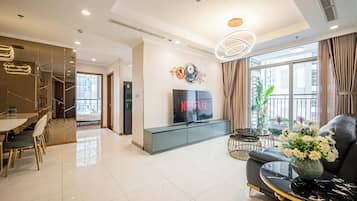 Apartamento de lujo, 3 habitaciones, balcón, vistas a la ciudad | Zona de estar | Una televisión de pantalla plana, libros