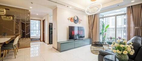 Departamento de lujo, 3 habitaciones, balcón, vista a la ciudad | Área de sala de estar | Televisión de pantalla plana y libros