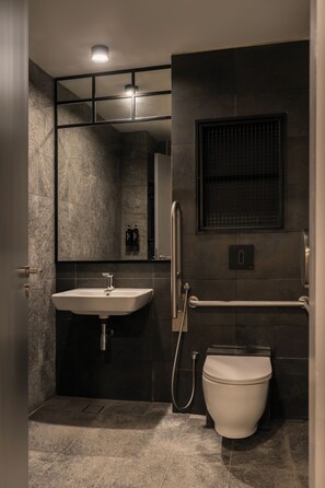 Free toiletries, hair dryer, bidet, towels - BEAT. 1932 Hostel at Chinatown (Singapore)