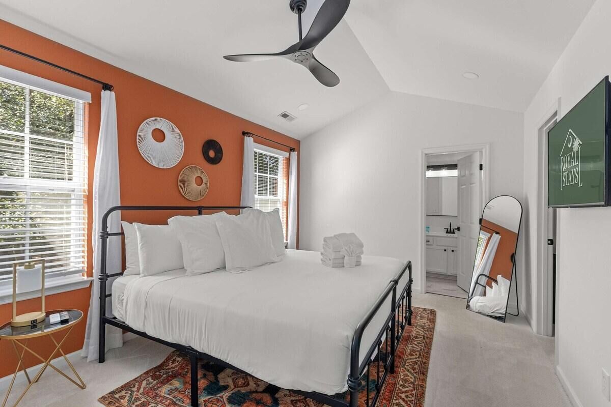 2 chambres, bureau, fer et planche à repasser, lit parapluie