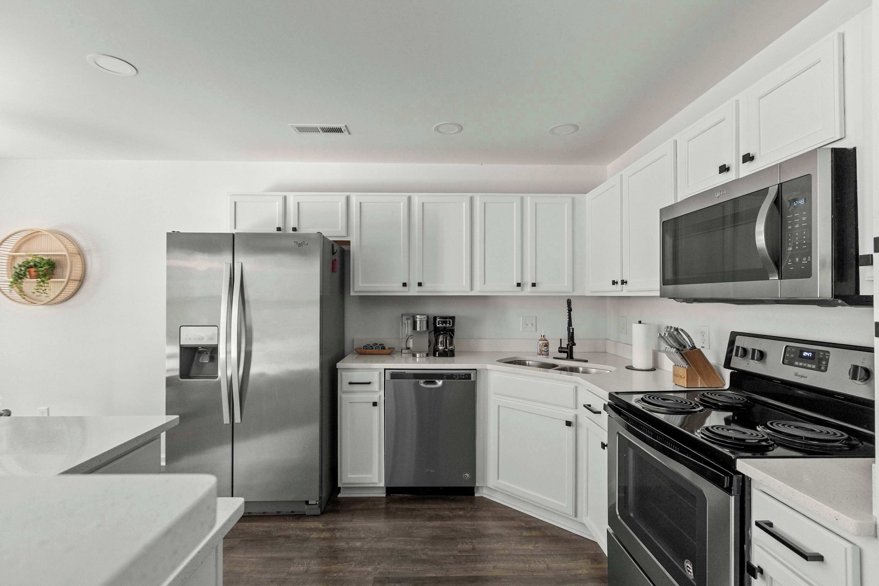 冷蔵庫、電子レンジ、  オーブン、コンロ