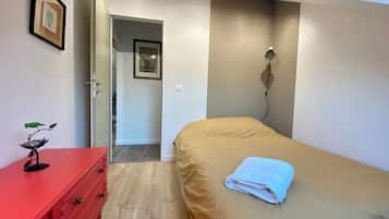 2 habitaciones, tabla de planchar con plancha, wifi y ropa de cama