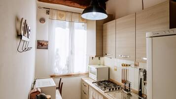 Frigorifero, microonde, forno, piano cottura