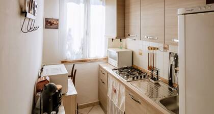 Apartment 'B' with Private Terrace, Wi-Fi and Air Conditioning