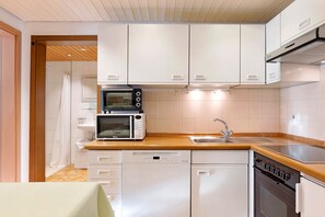 ثلاجة، فرن، موقد طهي مسطح، غسالة أطباق