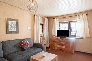 TV - Apartment 'Ferienwohnung Steinhäusle 1' with Mountain View, Shared Terrace and Wi-Fi (Vöhrenbach)