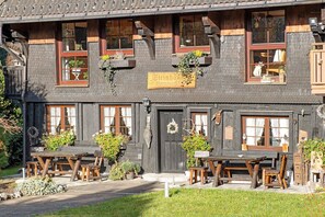 Outdoor dining - Apartment 'Ferienwohnung Steinhäusle 2' with Mountain View, Shared Terrace and Wi-Fi (Vöhrenbach)