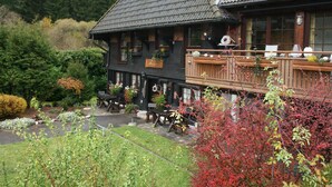 Un bâtiment traditionnel doté d’un balcon, de meubles en bois et d’un espace jardin.