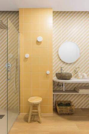 Shower, hair dryer, towels, shampoo