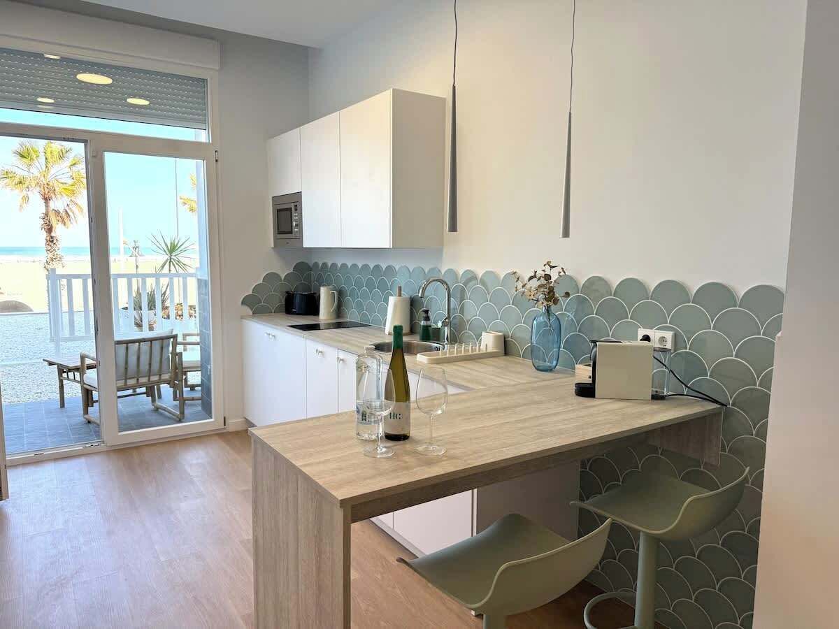 Een koelkast, een microgolfoven, een kookplaat, een vaatwasser