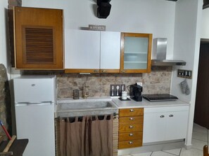 Kühlschrank, Mikrowelle, Ofen, Herdplatte