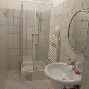 Leilighet – basic | Bad | Dusj, håndklær, såpe og sjampo