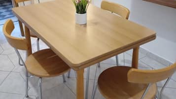 Eenvoudig appartement | Privékeuken | Een koelkast, een microgolfoven, een oven, een kookplaat