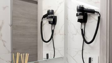 Dutxa, assecador de cabells, bidet i tovalloles