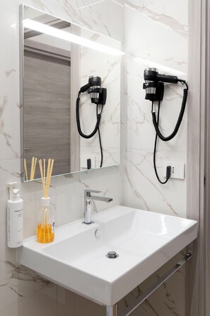 Dutxa, assecador de cabells, bidet i tovalloles 