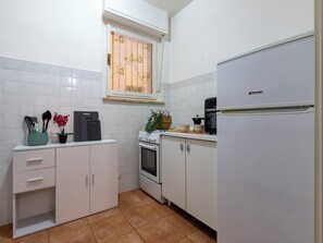 Fridge, cookware/dishes/utensils
