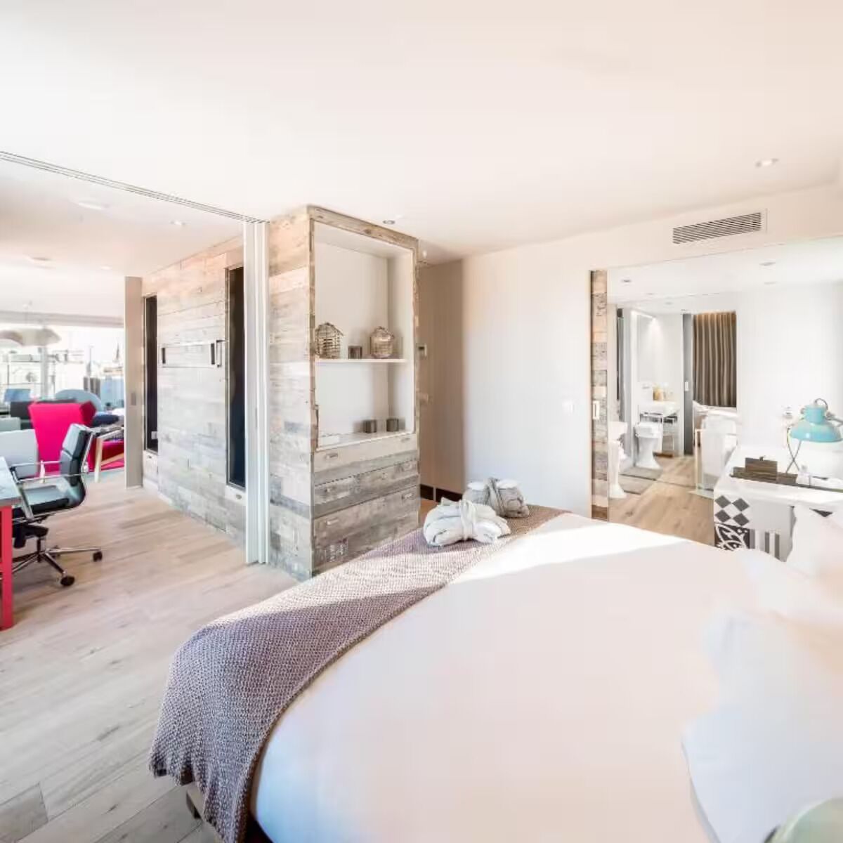 6 chambres, bureau, Wi-Fi, draps fournis