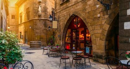 Bring the Whole Crew! Spacious Shared Guest House in Barcelona Center!