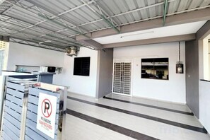 Unclassified image, 4 of 8, button - BK House Melaka (Melaka)