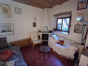 Smart TV y chimenea 