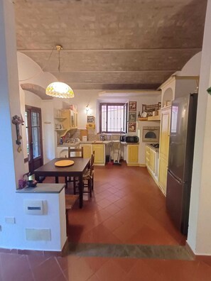 Fridge, microwave, oven, stovetop - Tha Italian Winecellar - Lodge & Garden (Firenze)