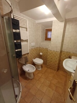 Douche, sèche-cheveux, bidet, serviettes fournies