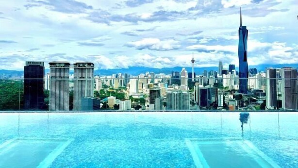 A rooftop pool with a cityscape view, including a prominent skyscraper. - Riveria City near KL Sentral with Sky Infinity Pool by COBNB (Kuala Lumpur)