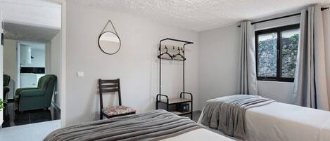 2 habitaciones, tabla de planchar con plancha, wifi y ropa de cama
