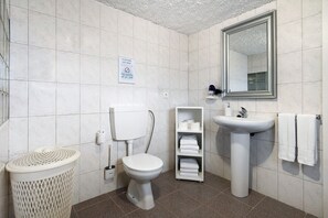 Bathroom - Apartment 'Valverdeapart' with Private Terrace and Wi-Fi (Madalena)