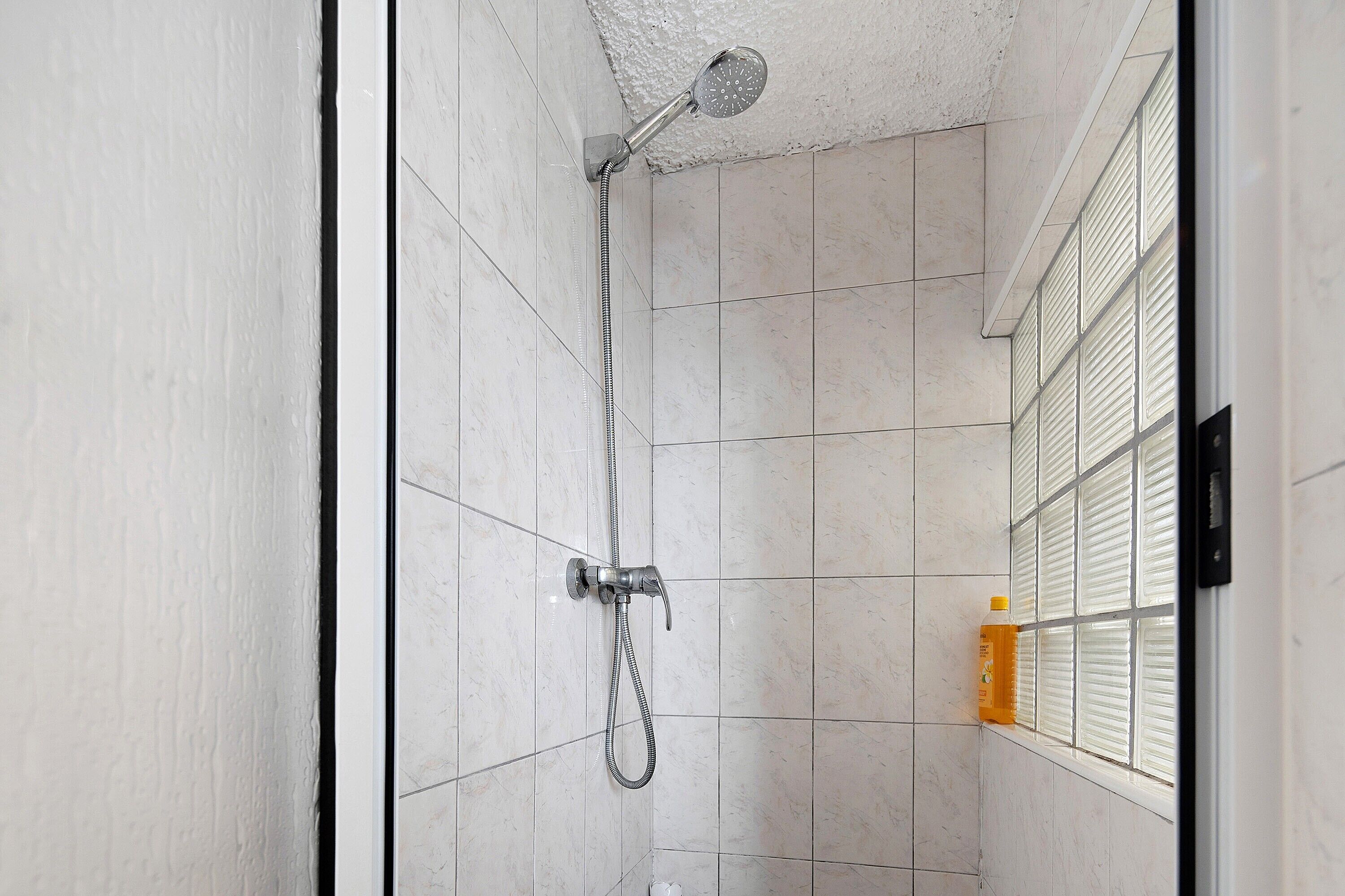 Douche, séchoir à cheveux, serviettes fournies