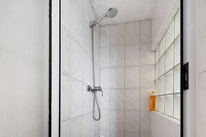 Ducha, secador de pelo, toallas