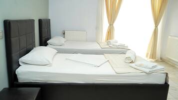 Habitación cuádruple familiar, vista a la ciudad | Caja de seguridad en la habitación y escritorio