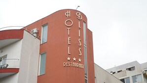 A hotel with a curved facade and a sign that reads "HOTEL RESTAURANT."