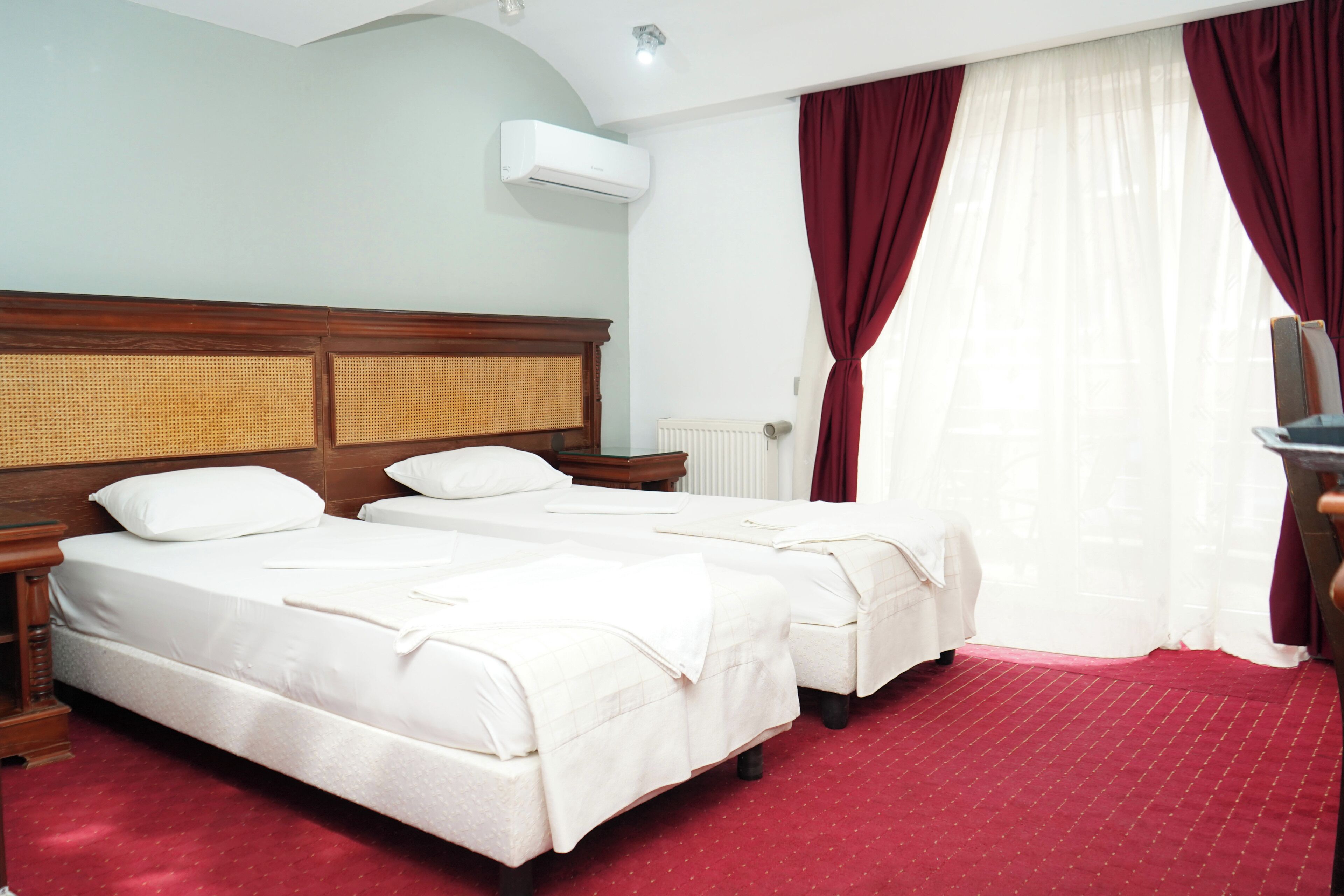 Tallelokero huoneessa, työpöytä