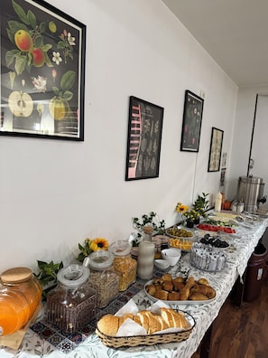 客房內保險箱、書桌、筆電工作空間、隔音