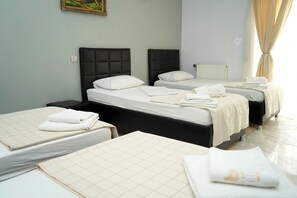 خزنة داخل الغرفة ومكتب ومساحة عمل للكمبيوتر المحمول وتجهيزات عازلة للصوت