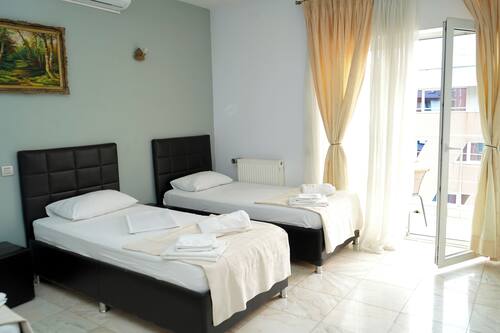 ห้องแฟมิลี่สำหรับสี่ท่าน, วิวเมือง | ตู้นิรภัยในห้องพัก, โต๊ะทำงาน, พื้นที่ทำงานแบบใช้แล็ปท็อป, ห้องเก็บเสียง